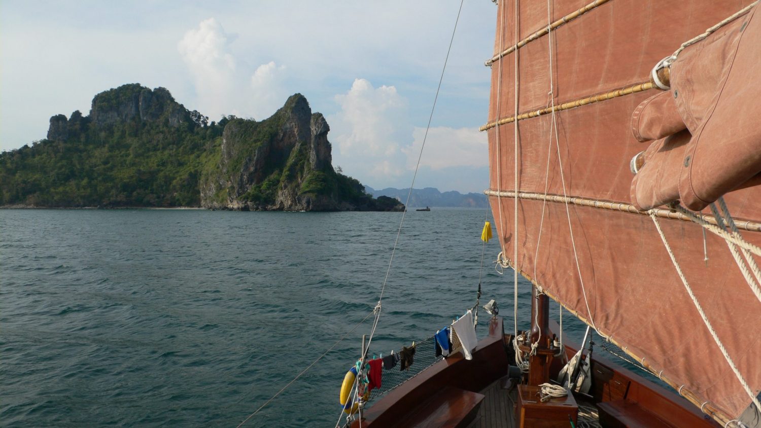 junk boat cruise